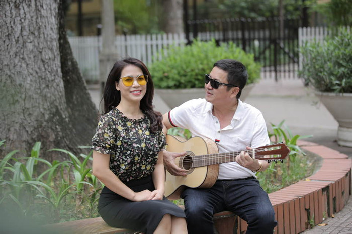 Mặc búa rìu dư luận, NSƯT Chí Trung và bạn gái Ý Lan vẫn quấn quýt như hình với bóng và cực kì hạnh phúc sau nhiều tháng công khai.