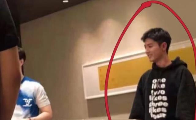 Lộ ảnh Tiêu Chiến bị ép uống rượu ở tiệc cuối năm, nhưng dáng vẻ mới là điều gây chú ý nhất Ảnh 5