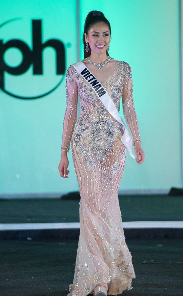 Mang trên mình dải sash Việt Nam tại cuộc thi Miss Universe 2017, Nguyễn Thị Loan trở thành cô gái đầu tiên của Việt Nam tham gia 3 cuộc thi nhan sắc lớn nhất hành tinh. 