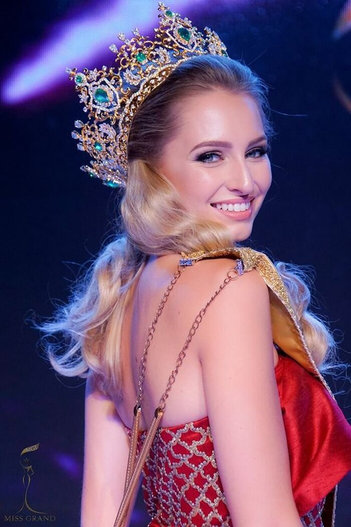 Claire Elizabeth Parker - Hoa hậu Hòa bình Quốc tế 2015 từng bị truất ngôi do cô tham dự cuộc thi Miss Universe Australia 2019 để tìm kiếm tấm vé đến với Miss Universe.