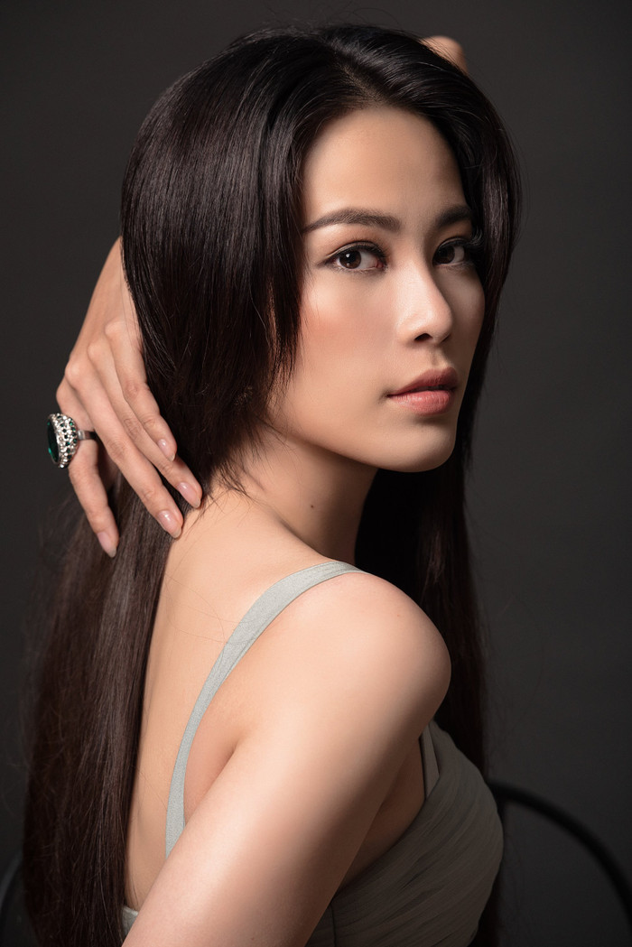 Dừng chân tại Top 10 Miss Universe Vietnam 2015, Nam Em từng đại diện Việt Nam tham dự Miss Earth 2016 và lọt vào Top 8. Mới đây, cô chia sẻ muốn quay lại Miss Universe Vietnam 2021 để tìm kiếm cơ hội tại Hoa hậu Hoàn vũ. 