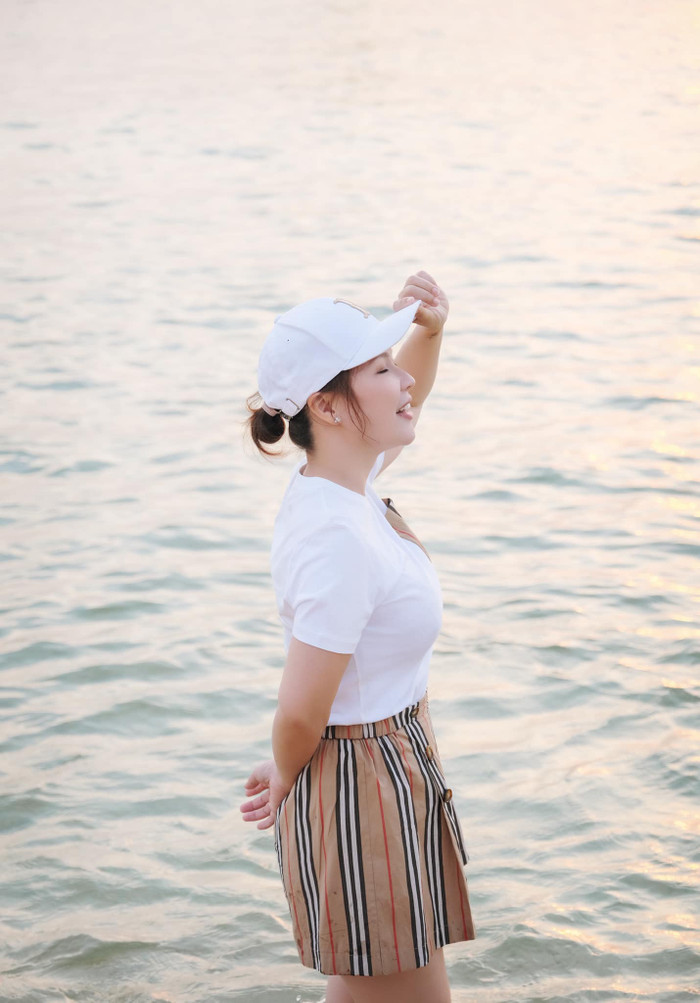 Bên cạnh đầu tư vào ngoại hình thì vợ Quý Bình còn rất chăm chút vào việc dưỡng da nên dù đã ở ngưỡng U40 cô vẫn sở hữu làn da mịn màng