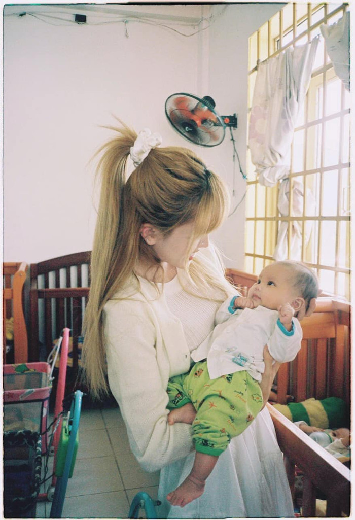 Thiều Bảo Trâm trong chuyến từ thiện cuối năm.