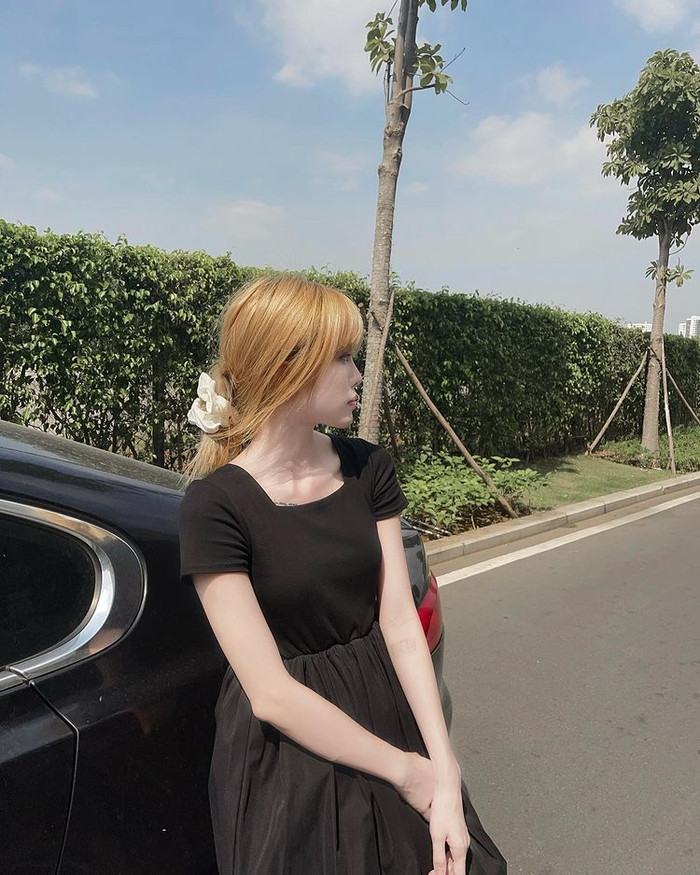 Mái tóc buộc rối khác lạ khiến nhiều người nghi ngờ cô đã cắt tóc hậu chia tay tình cũ.