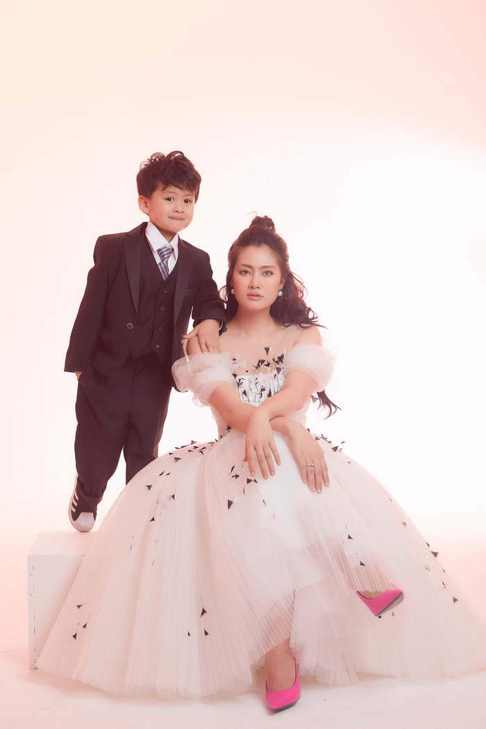 Con trai Ngọc Lan ngọt ngào ôm hôn mẹ trong bộ ảnh mừng xuân Tân Sửu Ảnh 10