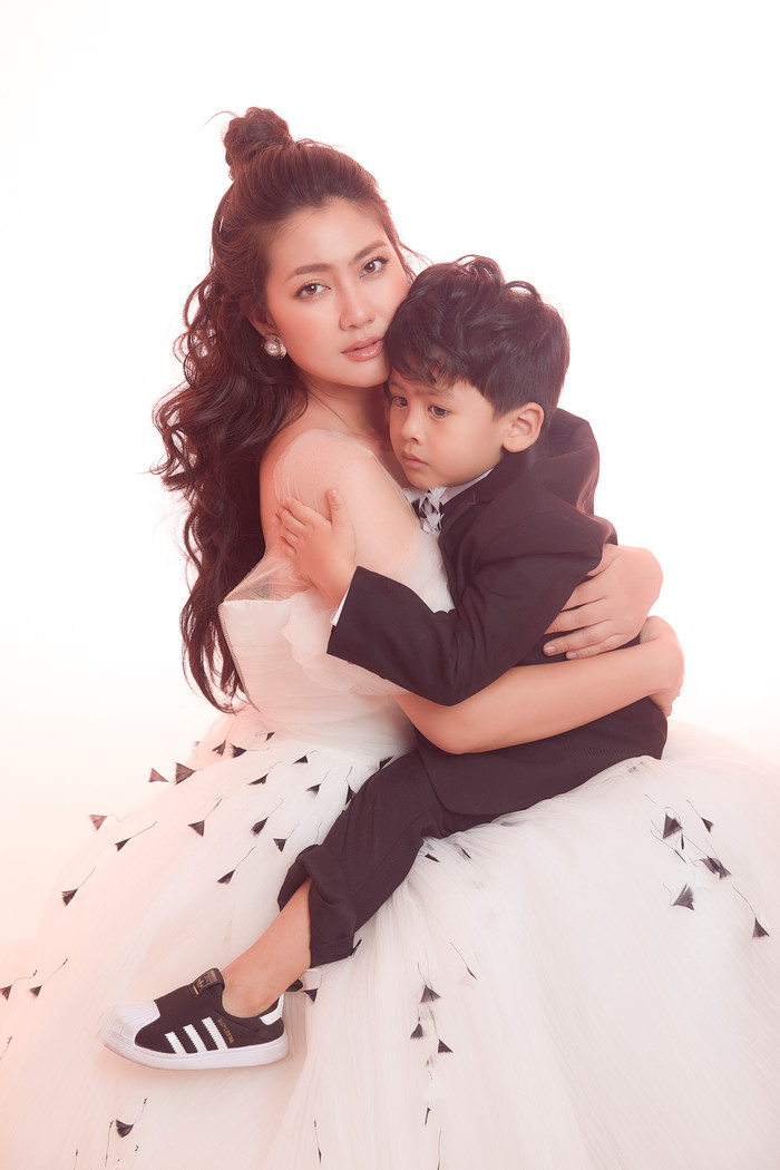 Con trai Ngọc Lan ngọt ngào ôm hôn mẹ trong bộ ảnh mừng xuân Tân Sửu Ảnh 12