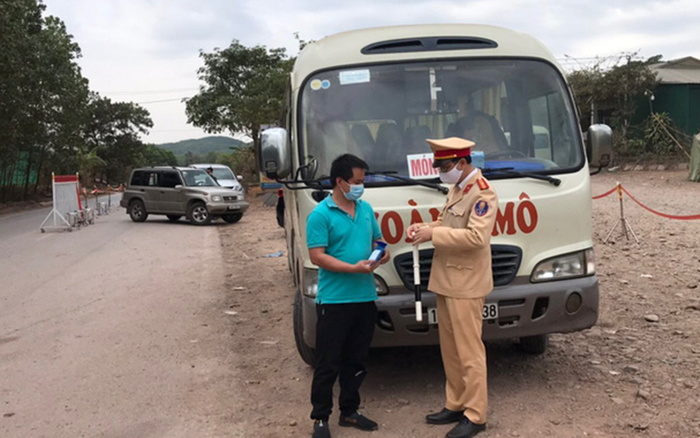 Quảng Ninh: Phạt 7,5 triệu đồng ô tô chở quá số người theo quy định phòng chống dịch COVID-19 Ảnh 2