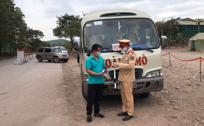 Quảng Ninh: Phạt 7,5 triệu đồng ô tô chở quá số người theo quy định phòng chống dịch COVID-19 Ảnh 3