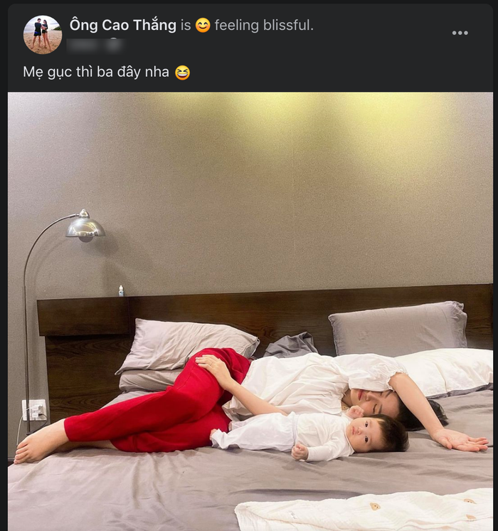 Đông Nhi hát ru bé Winnie chiều 28 Tết: Mẹ ngủ mê man, con gái thức pose dáng cho ba Thắng chụp ảnh Ảnh 1