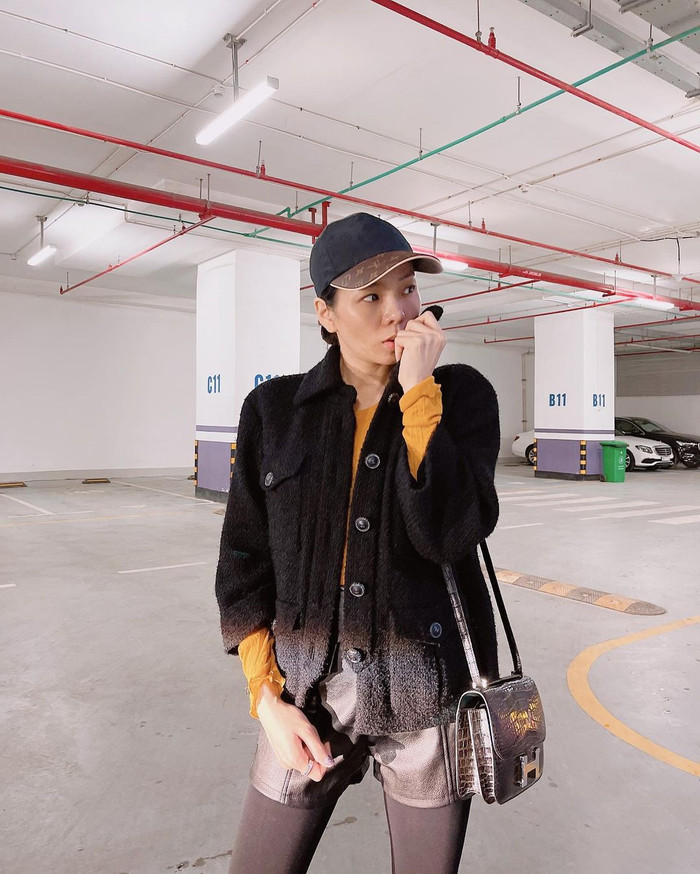 Những món đồ hàng hiệu phủ đầy là hình ảnh cộp mác Lệ Quyên.