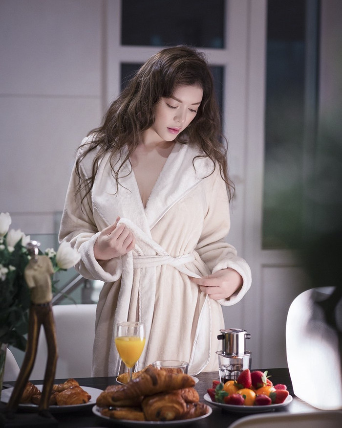 Lý Nhã Kì quyến rũ một chút với áo choàng tắm.