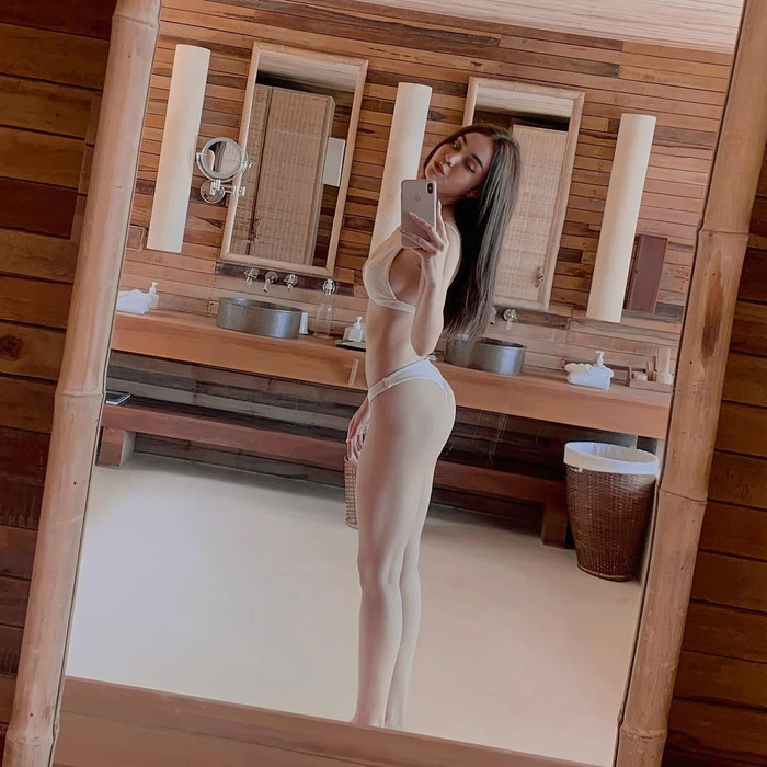 Mlee diện nội y để lộ đường cong nóng bỏng, hút chặt ánh nhìn. 