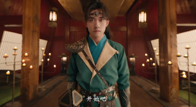 Góc quay kém tinh tế của người quay phim đã làm Dịch Dương Thiên Tỉ để tỉ lộ không hài hòa giữa đầu và vai.