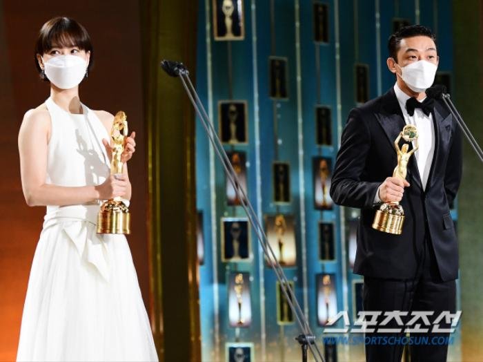 Trọn khoảnh khắc tại 'Rồng Xanh 2020': Shin Hye Sun tủi thân 1 mình, Yoo Ah In ôm chặt Lee Byung Hun! Ảnh 15