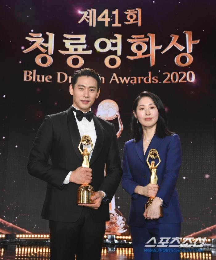 Trọn khoảnh khắc tại 'Rồng Xanh 2020': Shin Hye Sun tủi thân 1 mình, Yoo Ah In ôm chặt Lee Byung Hun! Ảnh 44