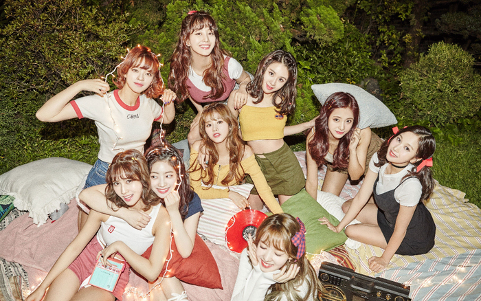 MV 'Likey' của Twice cán mốc 500 triệu lượt xem, JYP làm poster kỷ niệm quá 'phèn' Ảnh 2