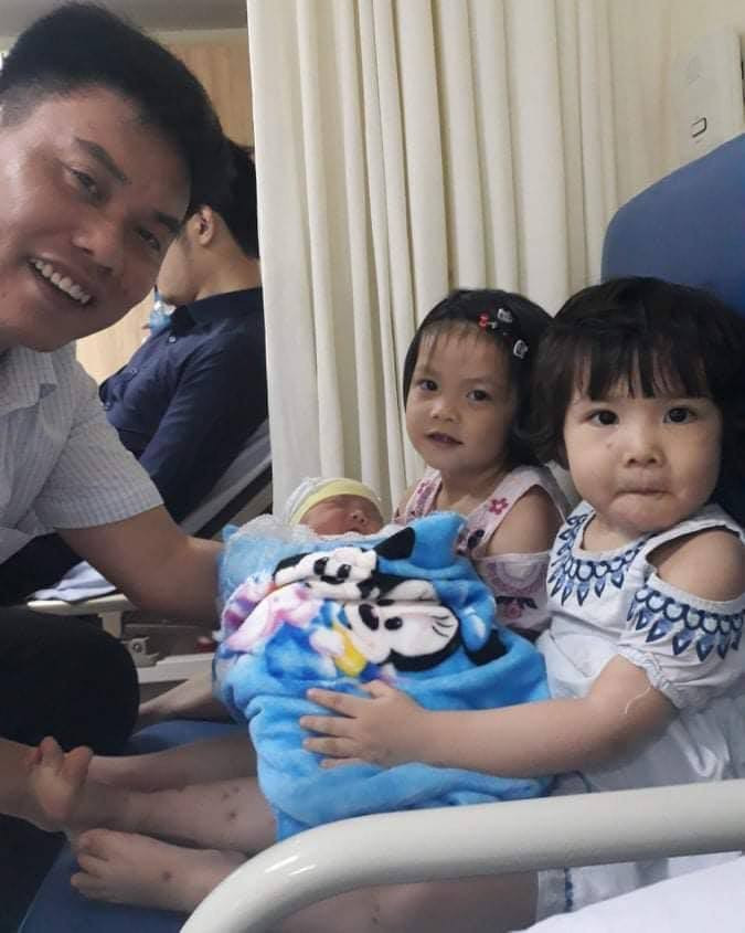 Bức ảnh chồng chị Oanh cùng 3 con được lưu đầu tiên trong điện thoại mới.