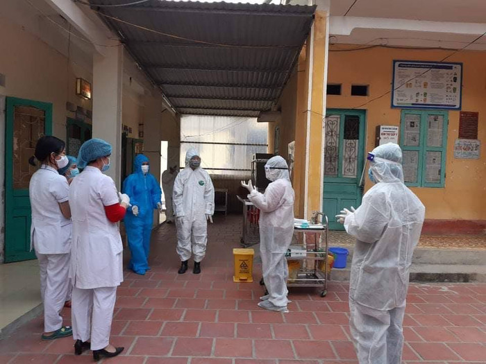 ác sĩ Oanh (áo len đỏ) cùng các đồng nghiệp đang được cán bộ của Bộ Y tế tập huấn về việc sát khuẩn tay sau khi tiếp xúc bệnh nhân COVID-19.