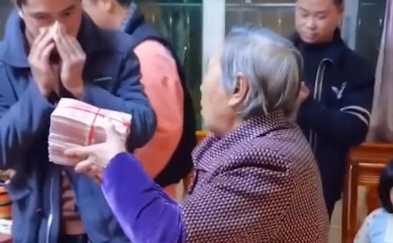 Nhìn số tiền lì xì, ai cũng thầm ngưỡng mộ. 