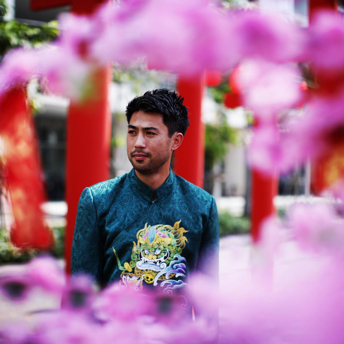 Lee Nguyễn mặc áo dài, trải nghiệm Tết truyền thống của Việt Nam quê cha.