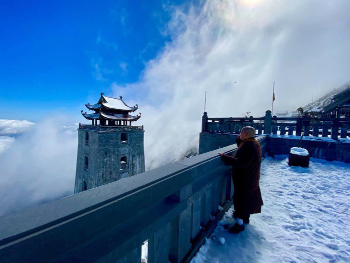 Các công trình kiến trúc trên đỉnh Fansipan khiến cho nơi đây đẹp tựa như khoảng trời châu Âu vào mùa đông giá lạnh. 