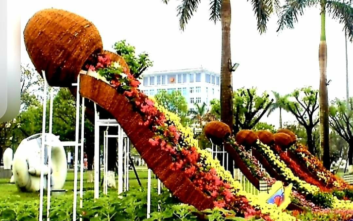 Hết 'cười lăn cười bò' với linh vật Tân Sửu, dân mạng lại 'choáng váng' trước hình ảnh hoa Tết xứ Quảng Ảnh 2