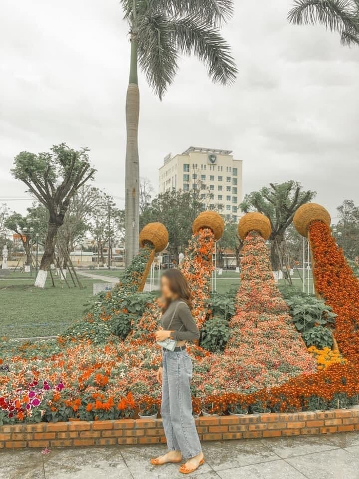 Tạo hình suối hoa gây xôn xao thành phố Tam Kỳ những ngày gần đây (Ảnh lấy từ Page Quảng Nam 92)