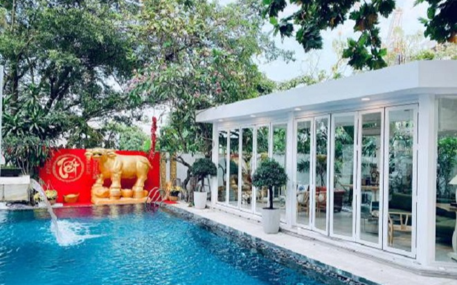 Bên ngoài dinh thự tiền tỉ là hồ bơi sang trọng