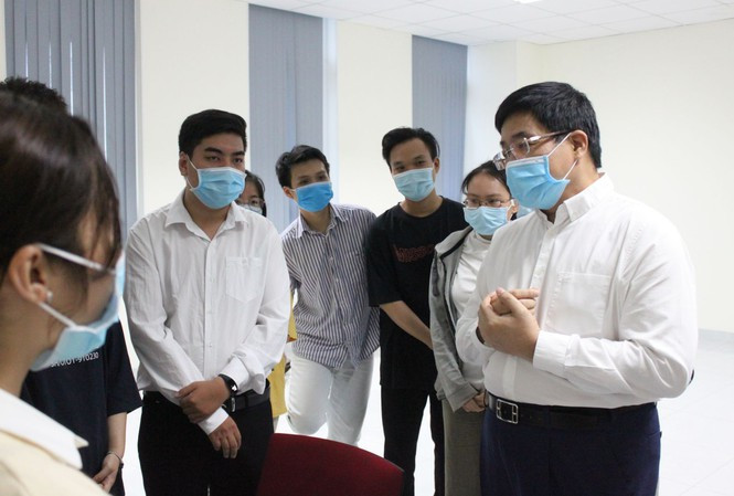 PGS- TS Nguyễn Hoàng Bắc, Phó hiệu trưởng Trường ĐH Y dược TPHCM trò chuyện, động viên các em sinh viên tham gia chống dịch. Ảnh: báo Tiền Phong