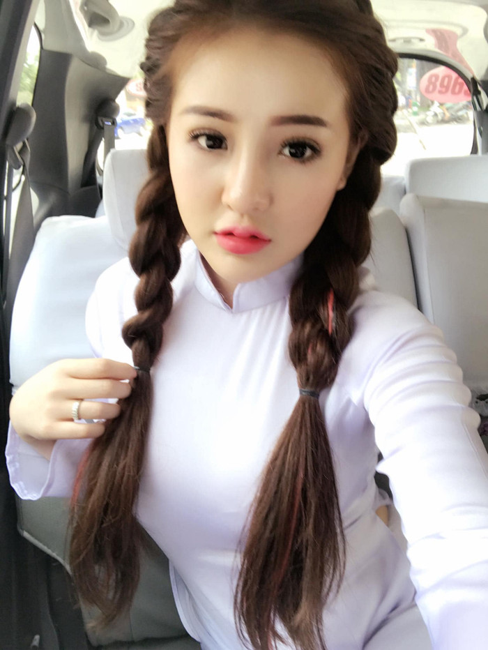 Tuy nhiên theo chia sẻ của Ngân 98 thì lúc này cô đang 'đu' theo trend 'môi mazda', kiểu môi cong vút hai mép và nhọn phần đầu môi