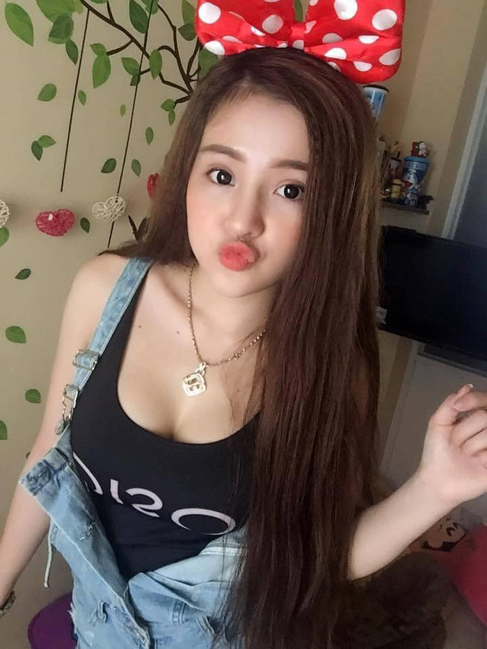 Trong mọi bức ảnh, bạn gái Lương Bằng Quang đều tạo kiểu chu môi vô cùng nhí nhảnh