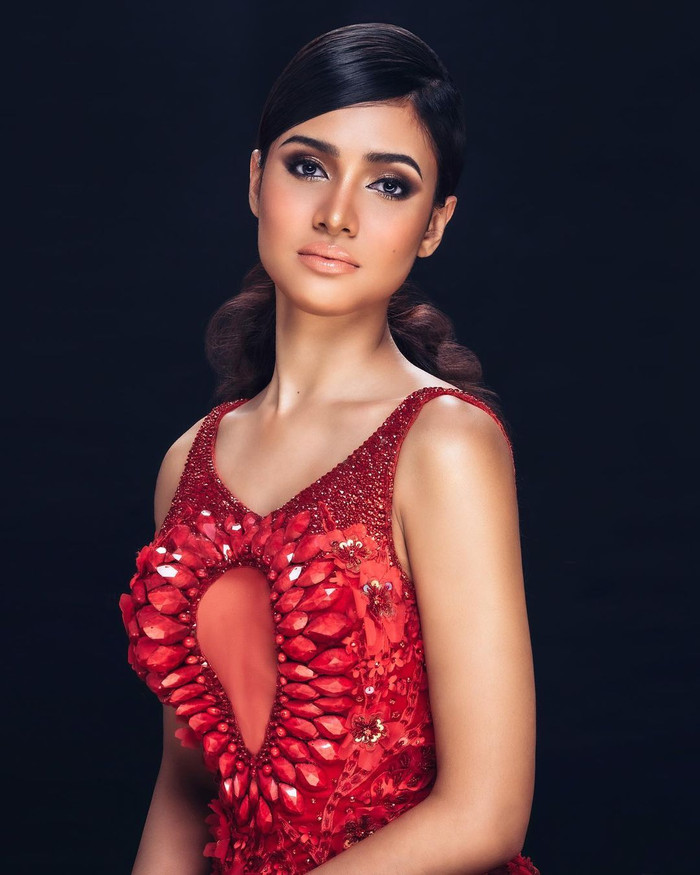 Cư dân mạng cho rằng chi tiết khoét ngực kém tinh tế, quê mùa và có phần phản cảm. 