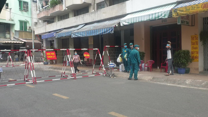 HCDC TP.HCM mới đây đã ra thông báo khẩn tìm người đã từng đến 2 địa điểm liên quan đến ca mắc COVID-19. Ảnh minh họa