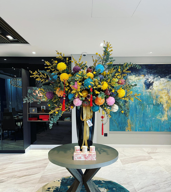 Đàm Thu Trang và Cường Đô La đặt một bình hoa rực rỡ màu sắc giữa nhà để cầu mong 1 năm nhiều thành công rực rỡ