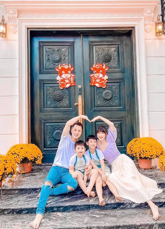 Vợ chồng nam ca sĩ còn dán hình con trâu lên trên cửa để đại diện cho năm Tân Sửu.