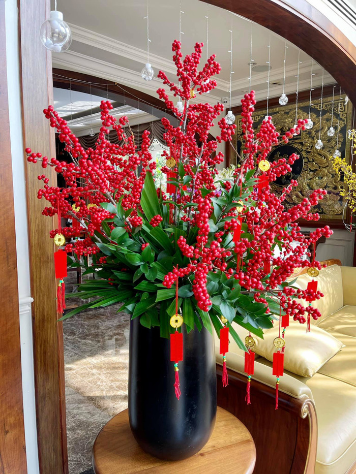 Trên những chậu hoa, Bảo Thy còn treo cả những câu chúc tốt lành và bao lì xì đỏ để có không khí Tết