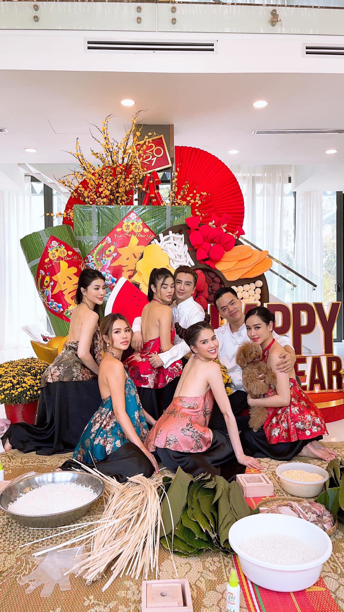 Không chỉ mang đến không khí Tết mà mô hình này còn là một nơi hoàn toàn thích hợp để người đẹp làm vài kiểu ảnh 'sống ảo'