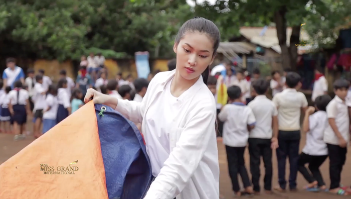 Ngọc Thảo cho biết ở Việt Nam còn nhiều gia đình có hoàn cảnh khó khăn. Do đó, cô cần phải cố gắng nhiều hơn để giúp đỡ họ.