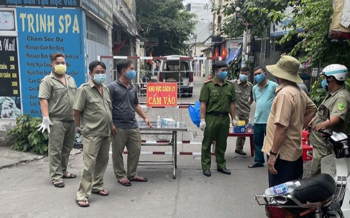 Mẹ của nhân viên sân bay Tân Sơn Nhất mắc COVID-19, phong tỏa 1 khu vực quận 12 Ảnh 2