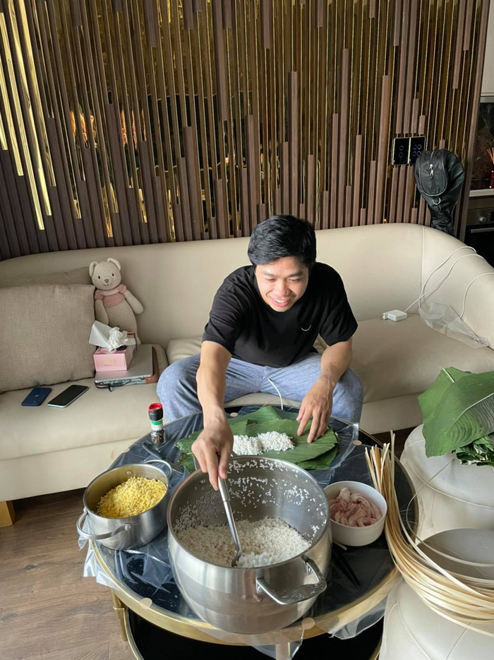 Ngồi trên sofa để gói bánh luôn 