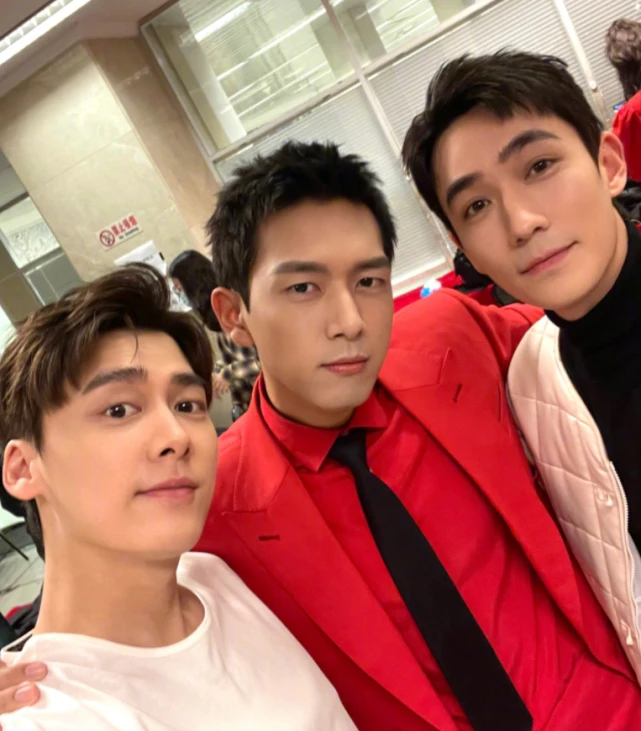 Bộ ba nam thần Lý Dịch Phong, Lý Hiện, Chu Nhất Long tại hậu trường chương trình mừng xuân.