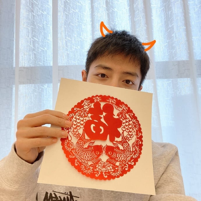 Sau đó vài tiếng, ngôi sao Trần tình lệnh đăng thêm hình ảnh mới kèm theo lời nhắn gửi đến fan: 'Chúc mừng năm mới!!! #Năm Ngưu như ý, phúc phúc phúc ngưu!!'