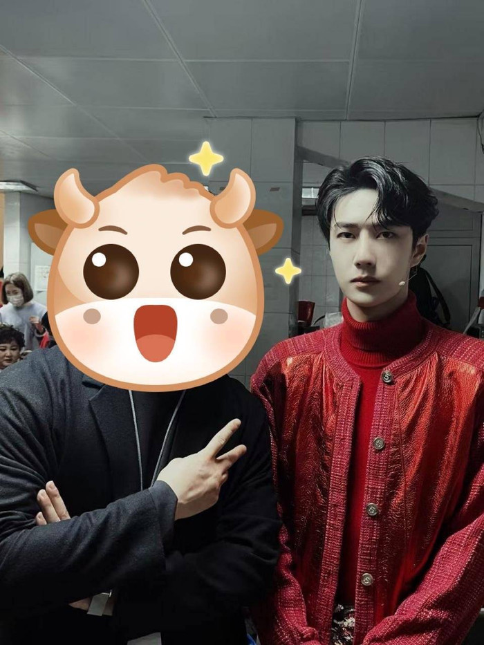 Anh chàng chụp ảnh cùng nhân viên hậu trường tại đêm Gala mừng xuân 2021.