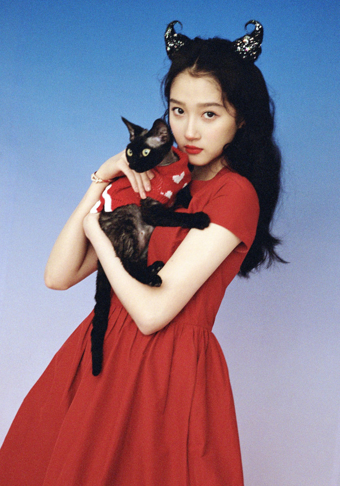 Với tông ảnh khá cổ điển, Quan Hiểu Đồng ngọt ngào với bộ váy đỏ và tạo dáng cùng 'quàng thượng' vô cùng đáng yêu.