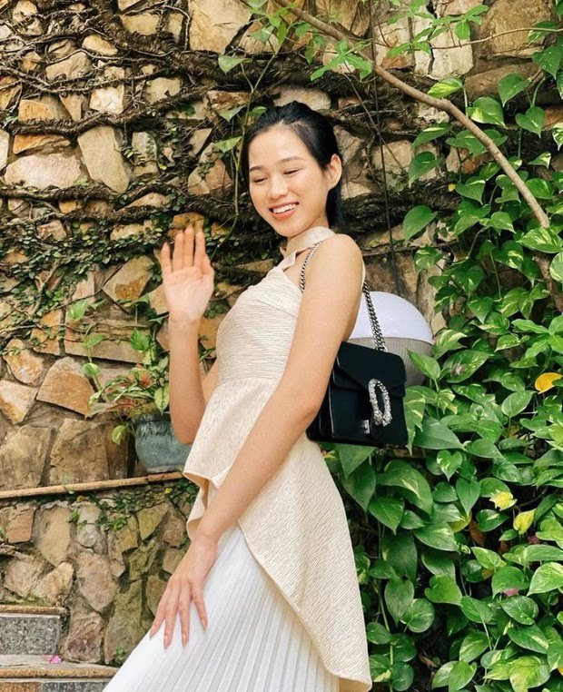 Chiếc túi hiệu đầu tiên có phom dáng đơn giản, dễ phối cùng nhiều phong cách khác nhau.