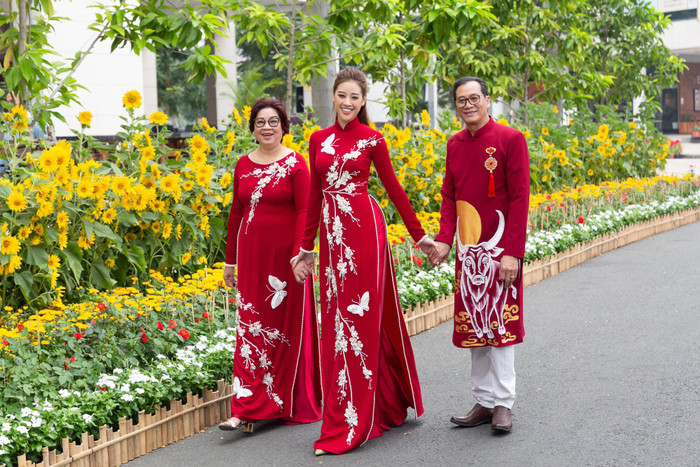 Hoa hậu Khánh Vân đưa bố mẹ dạo đường hoa ngày Tết.