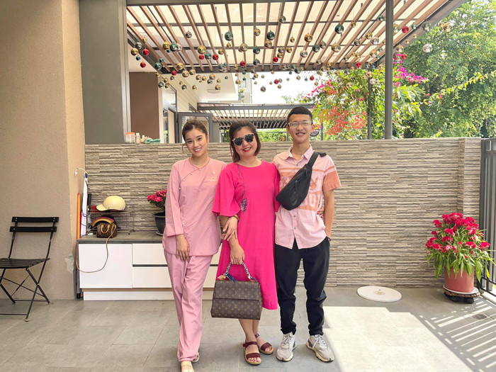Hoàng Yến Chibi diện trang phục giản dị, tươi tắn sáng mùng 1 Tết cùng mẹ và em trai.