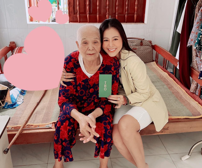 Nam Thư mừng tuổi bà nội sáng mùng 1. Cô bật mí: 'Nội tui năm nay 94 nồi bánh tét nhưng vẫn tứ sắc, xì zách, tiến lên, cào, câu cá, phỏm, nói chung cân hết các thể loại. Quýnh lấy lại vốn trong bao lì xì mới được. Nội đợi con'.