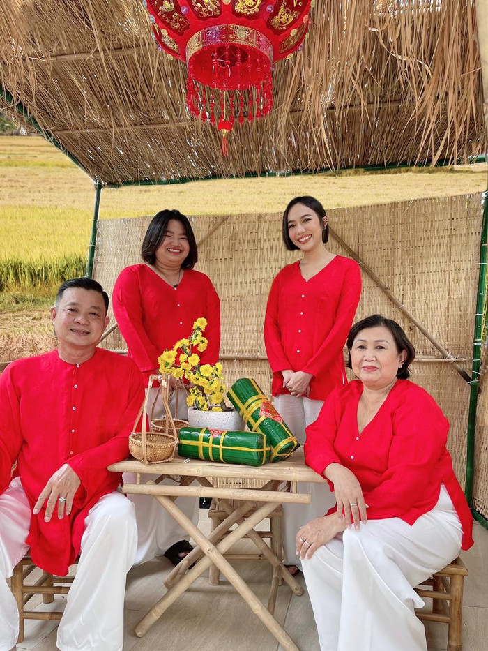 Diệu Nhi chia sẻ gia đình cô mua 2 khúc vải để may đồ giống nhau. Nữ diễn viên hài hước: 'Mùng 1 Tết nhìn mắc cười quá, giống vũ đoàn ca múa nhạc dân gian quá nè, dễ thươngggggg'.