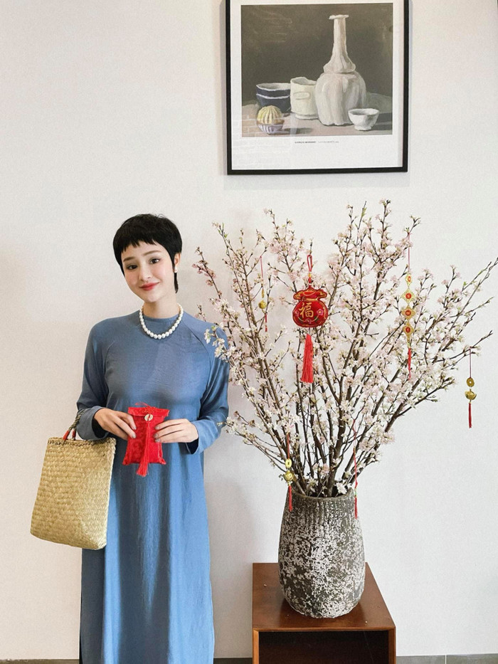 Hiền Hồ nền nã trong tà áo dài truyền thống chúc Tết khán giả gần xa.